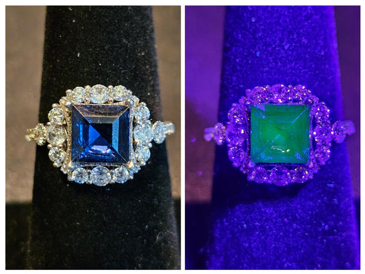Bague en verre d'uranium taille princesse taille 6, 7, 8 en argent sterling de style halo avec une pierre de verre d'uranium bleu rare qui brille sous la lumière noire / UV