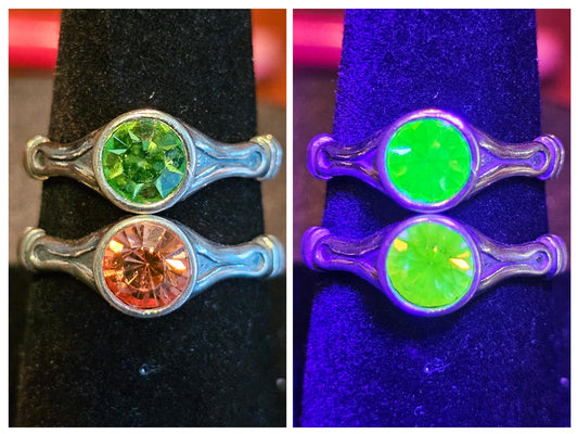Bague réglable en verre d'uranium, en argent sterling neuf, avec une pierre de verre d'uranium verte ou rose vintage de 6 mm qui brille sous la lumière noire