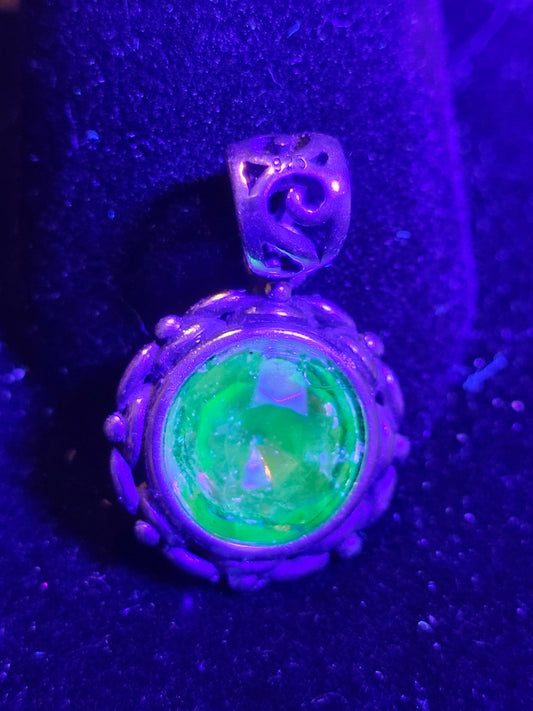 Pendentif en verre d'uranium de style vintage en argent sterling neuf avec une pierre de verre d'uranium de taille ronde vintage de 9 mm qui brille sous la lumière noire / UV
