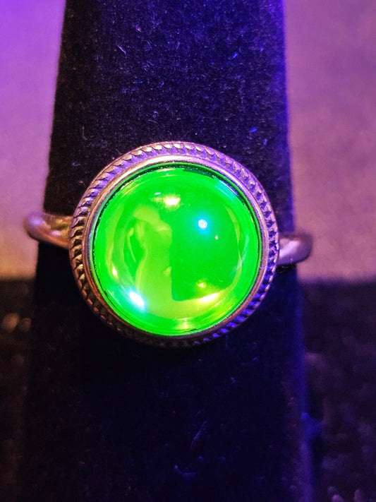 Bague réglable en verre d'uranium, en argent sterling neuf avec pierre de verre d'uranium ronde taillée en cabochon vintage qui brille sous la lumière noire / UV