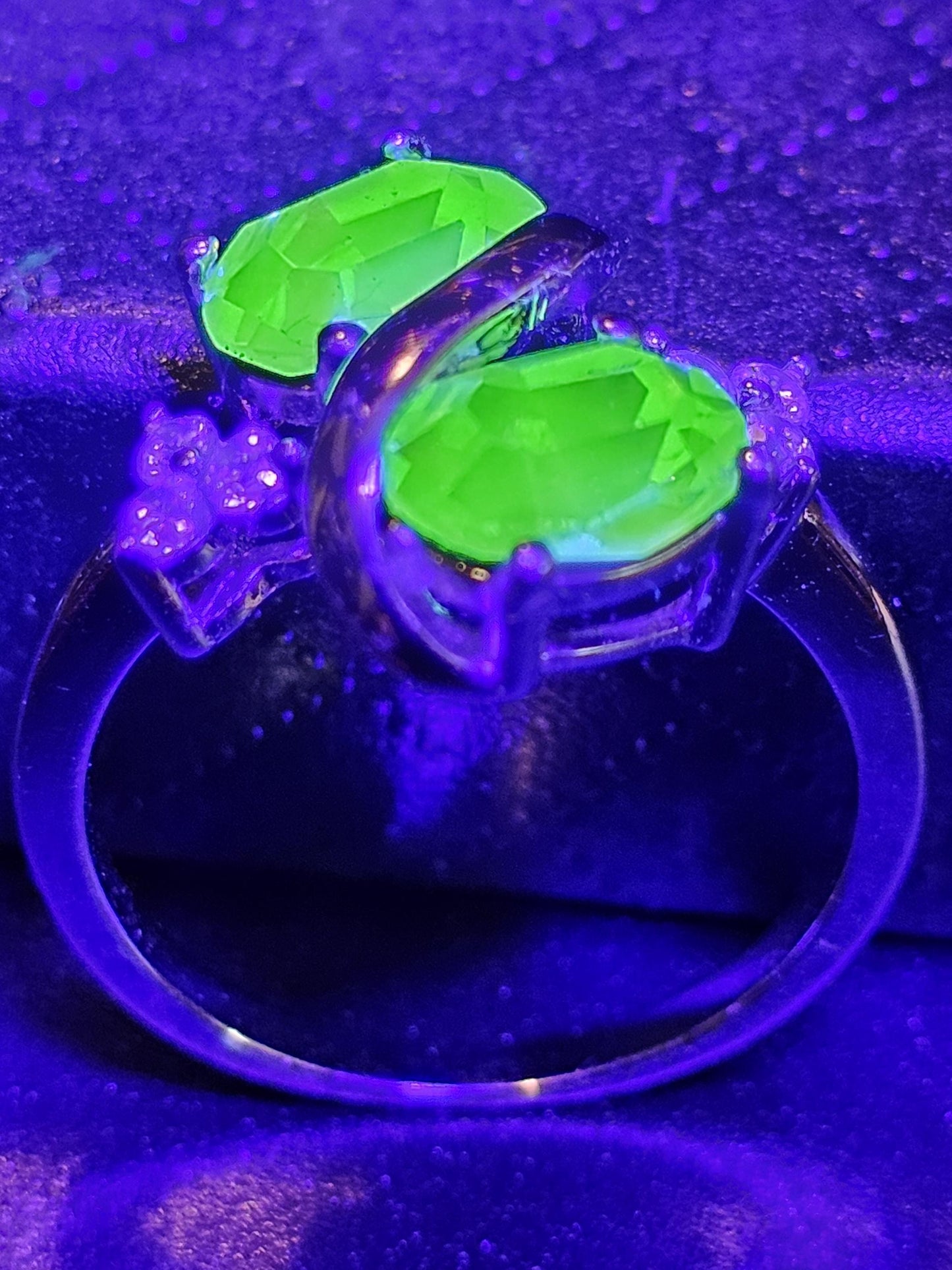 Bague ovale en verre d'uranium taille 6, 7, 8 ou 9 en argent sterling neuf avec 2 pierres de verre d'uranium vintage de 8 x 6 mm qui brillent sous la lumière noire / UV