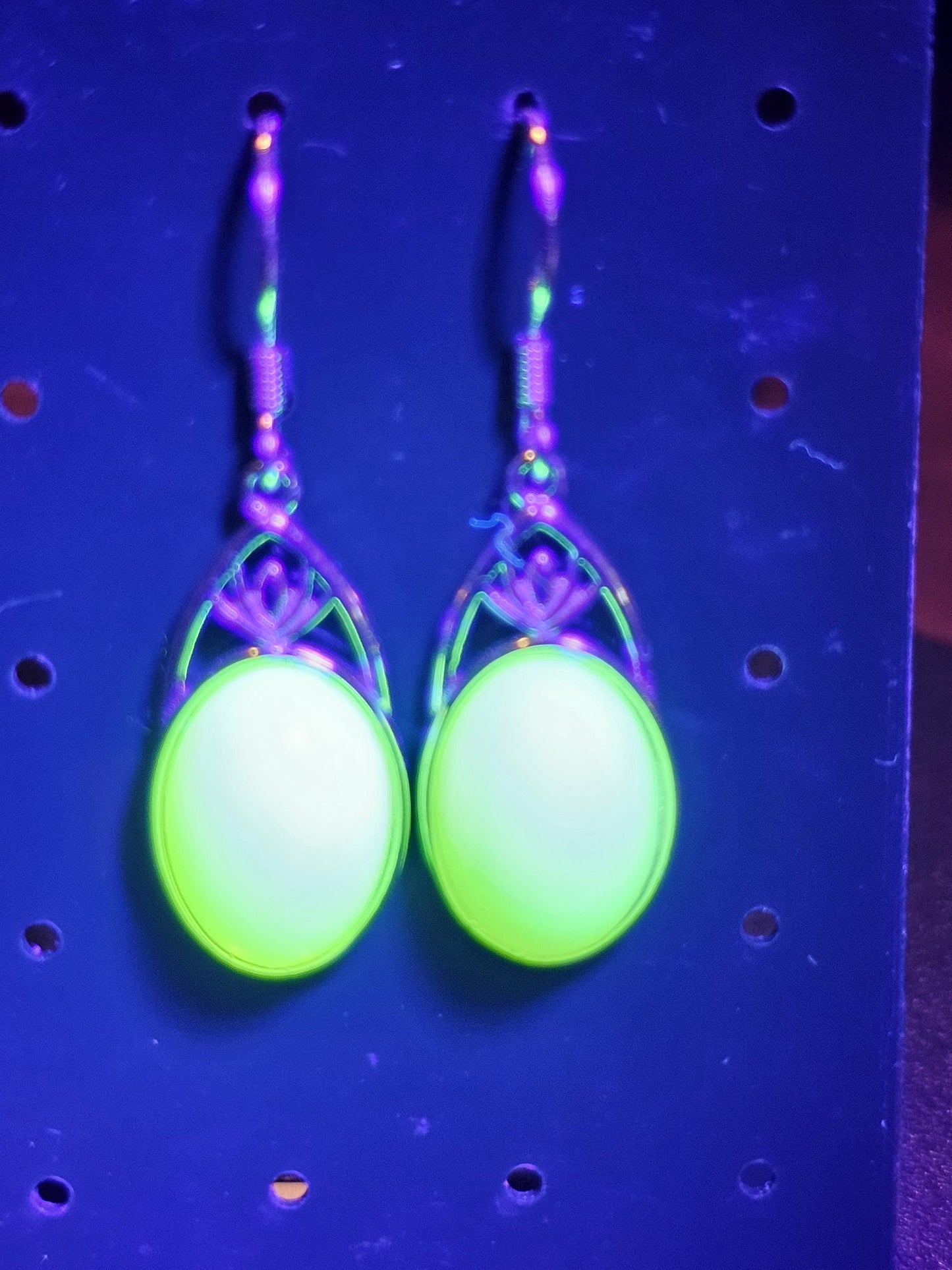 Boucles d'oreilles en verre d'uranium en argent sterling neuf avec pierres en verre d'uranium taille ovale vintage qui brillent sous la lumière noire/UV