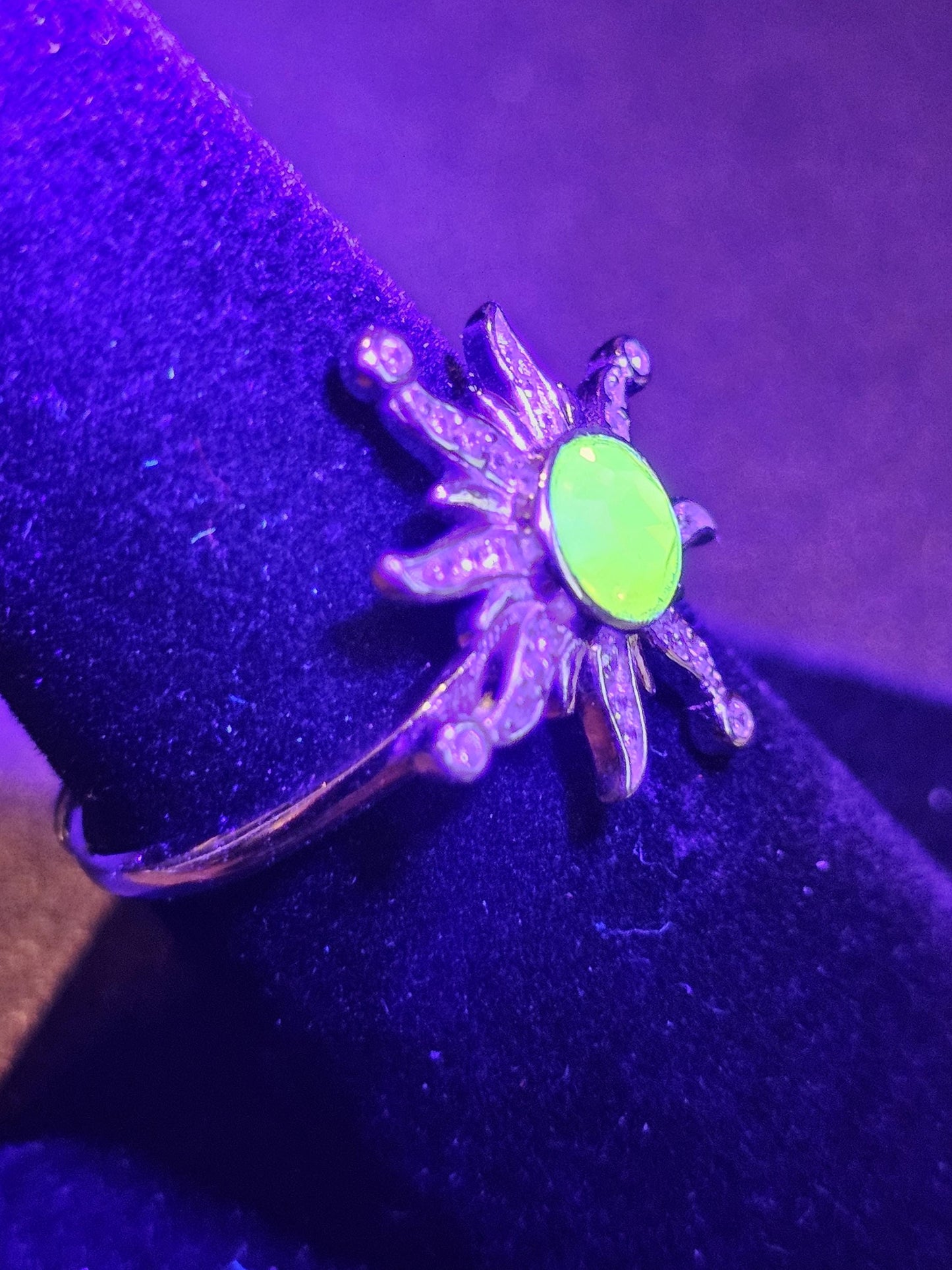 Bague tournesol réglable en verre d'uranium, en argent sterling neuf avec pierres rondes en verre d'uranium vintage de 8 mm qui brillent sous la lumière noire / UV