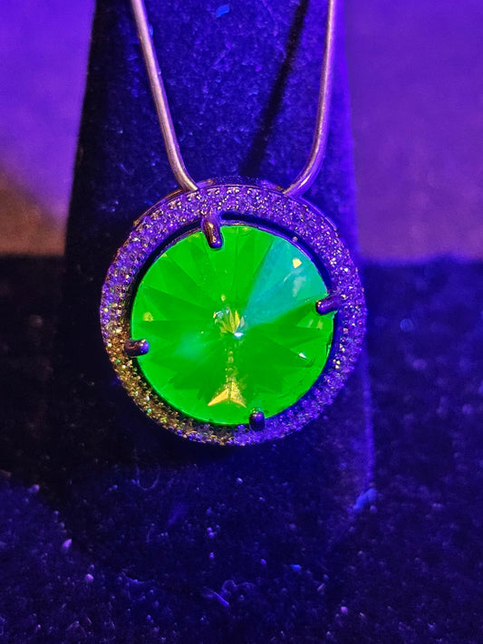 Pendentif en verre d'uranium en argent sterling neuf avec une pierre de verre d'uranium taille ronde vintage de 12 mm qui brille sous la lumière noire / UV