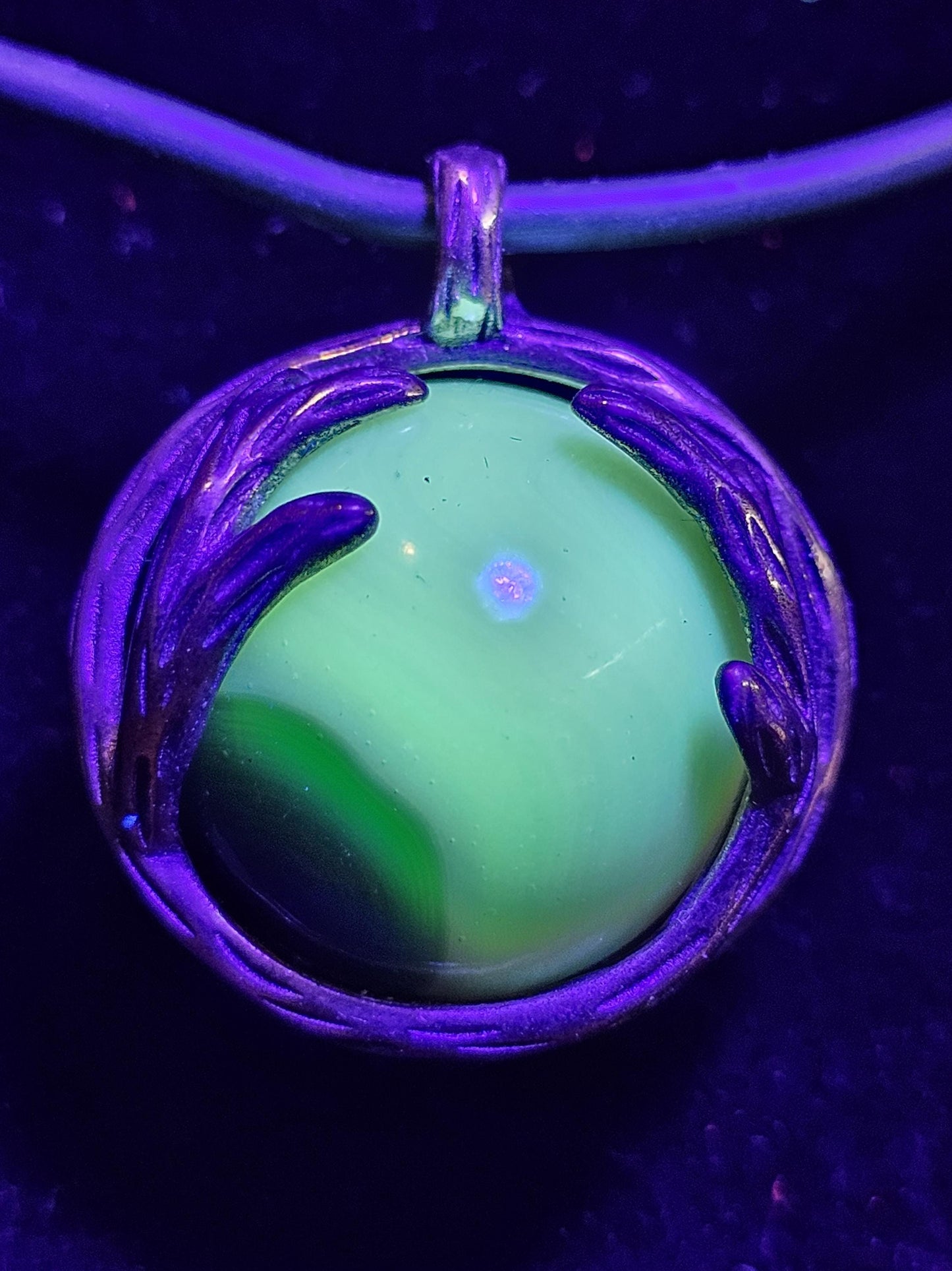 Pendentifs en verre d'uranium en argent sterling neuf avec des billes de verre d'uranium rondes vintage de 14 à 16 mm qui brillent sous la lumière noire / UV