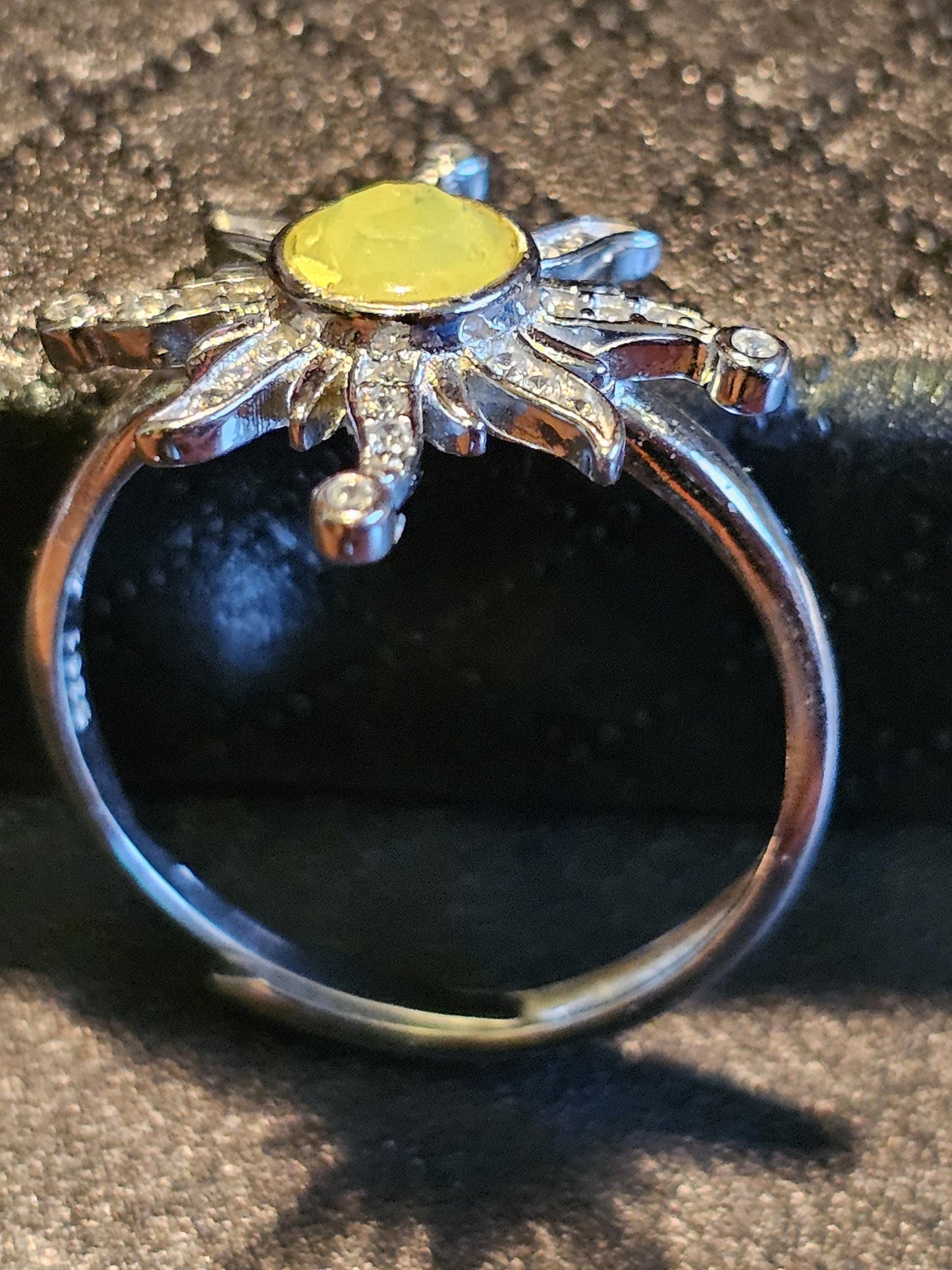 Bague tournesol réglable en verre d'uranium, en argent sterling neuf avec pierres rondes en verre d'uranium vintage de 8 mm qui brillent sous la lumière noire / UV