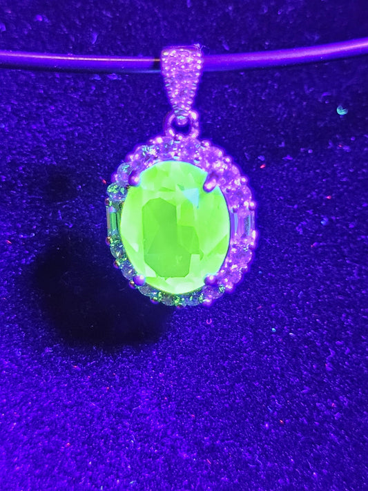 Pendentif en verre d'uranium dans un nouveau cadre en argent sterling avec une pierre de verre d'uranium taille ovale vintage de 10 x 8 mm qui brille sous la lumière noire / UV