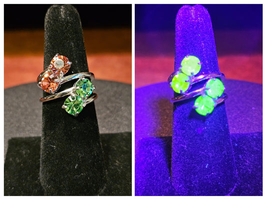 Bague en verre d'uranium taille ronde taille 7 en argent sterling avec 2 pierres de verre d'uranium vintage de 6 mm qui brillent sous la lumière noire / UV