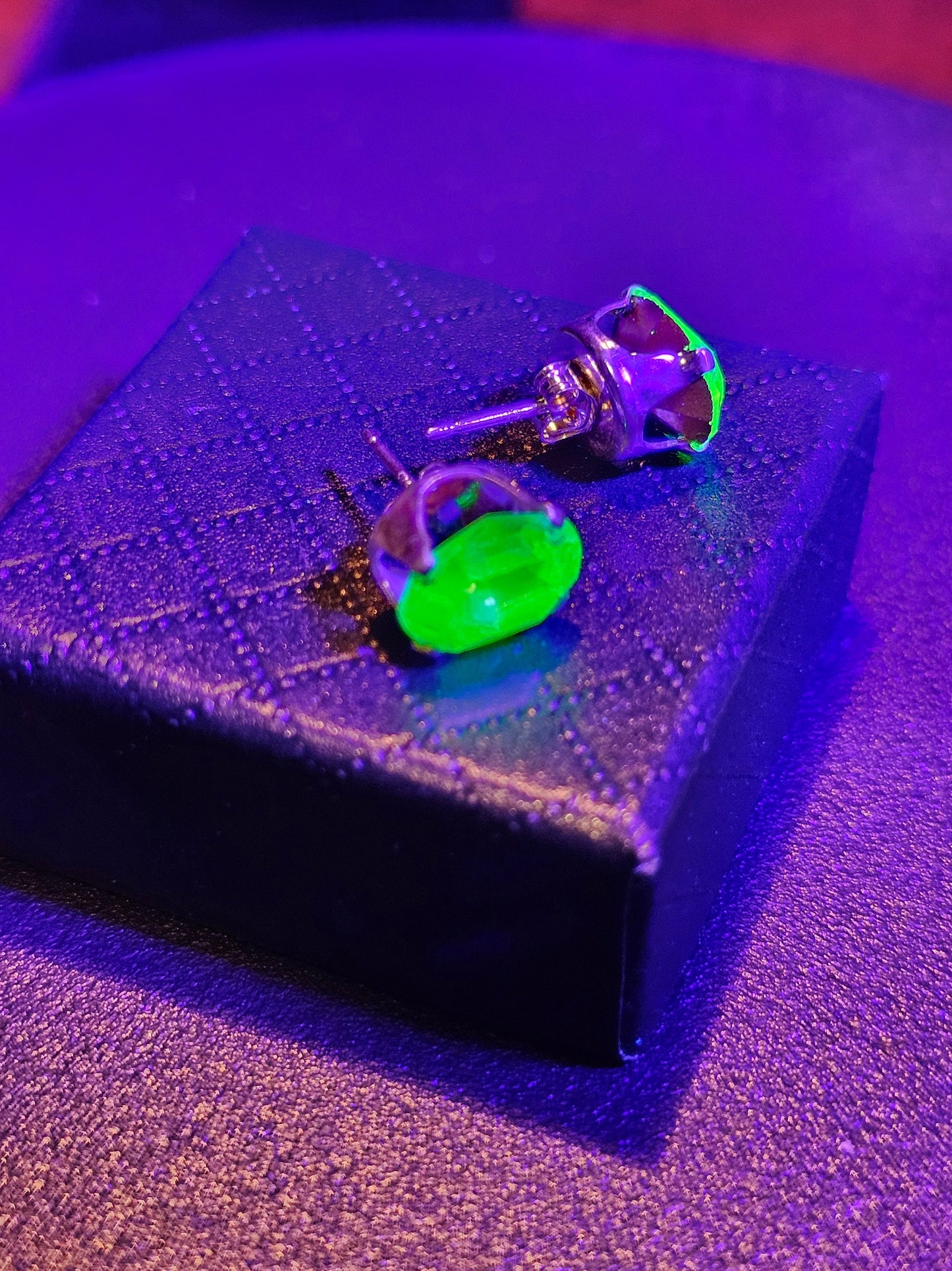 Boucles d'oreilles en verre d'uranium en argent sterling avec pierres en verre d'uranium taille ovale vintage qui brillent sous la lumière noire/UV