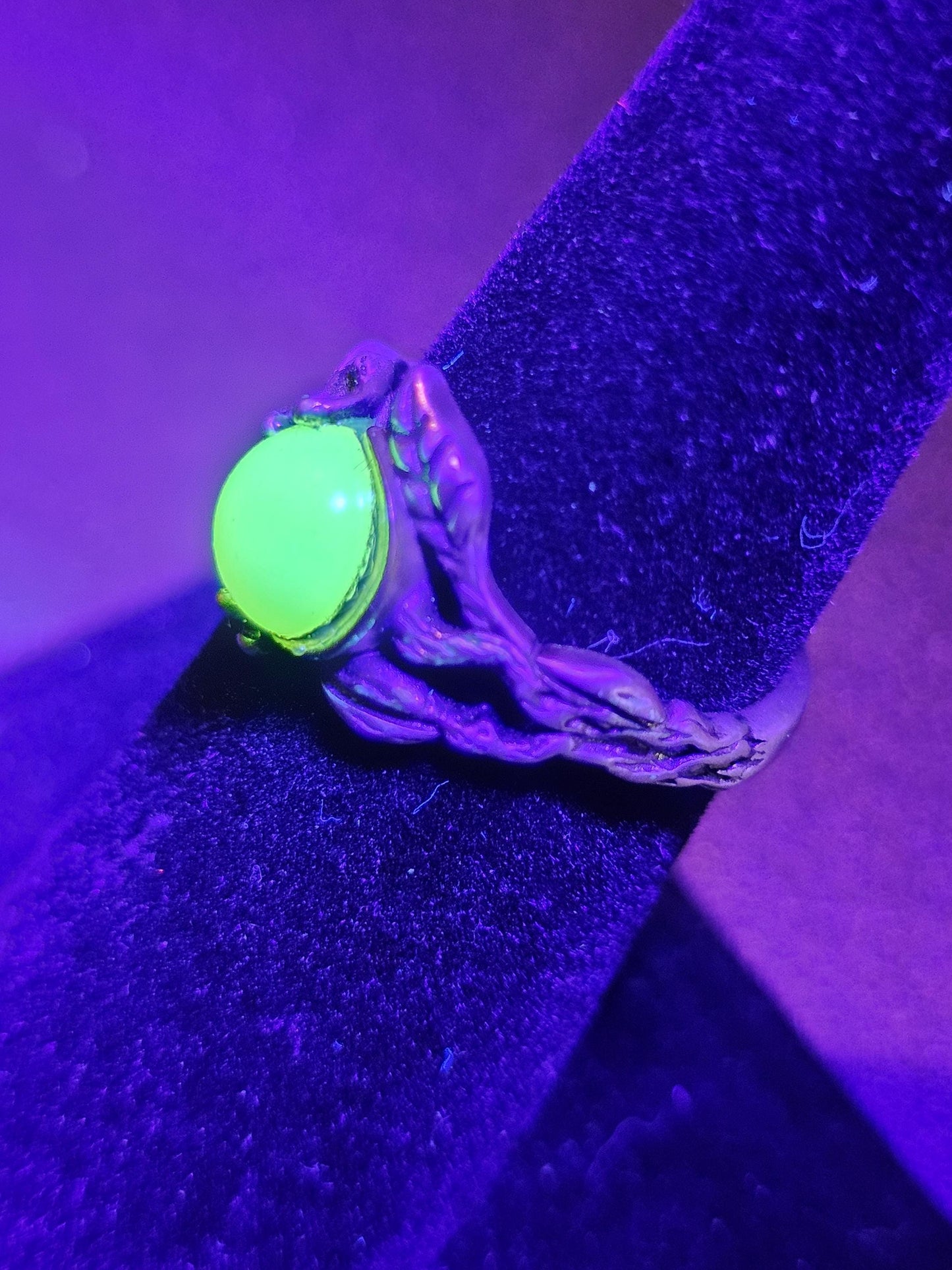 Bague réglable en verre d'uranium en argent sterling avec motif de feuilles et de branches et pierre ronde en verre d'uranium vintage qui brille sous la lumière noire / UV
