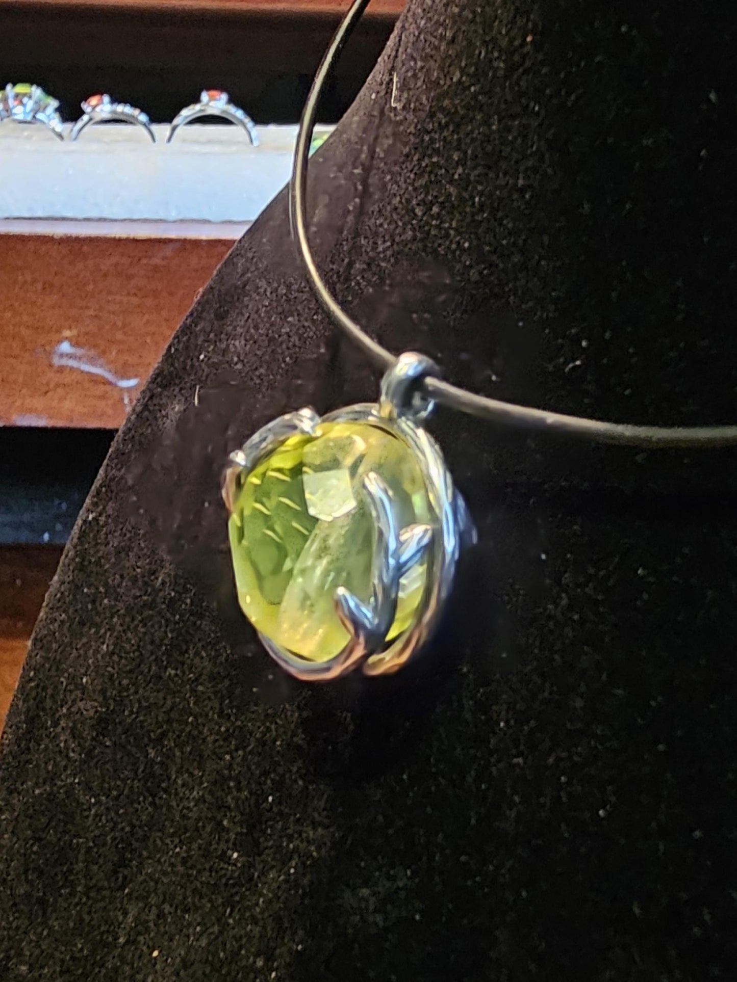 Pendentifs en verre d'uranium en argent sterling neuf avec des perles rondes en verre d'uranium vintage de 14 ou 16 mm qui brillent sous la lumière noire / UV