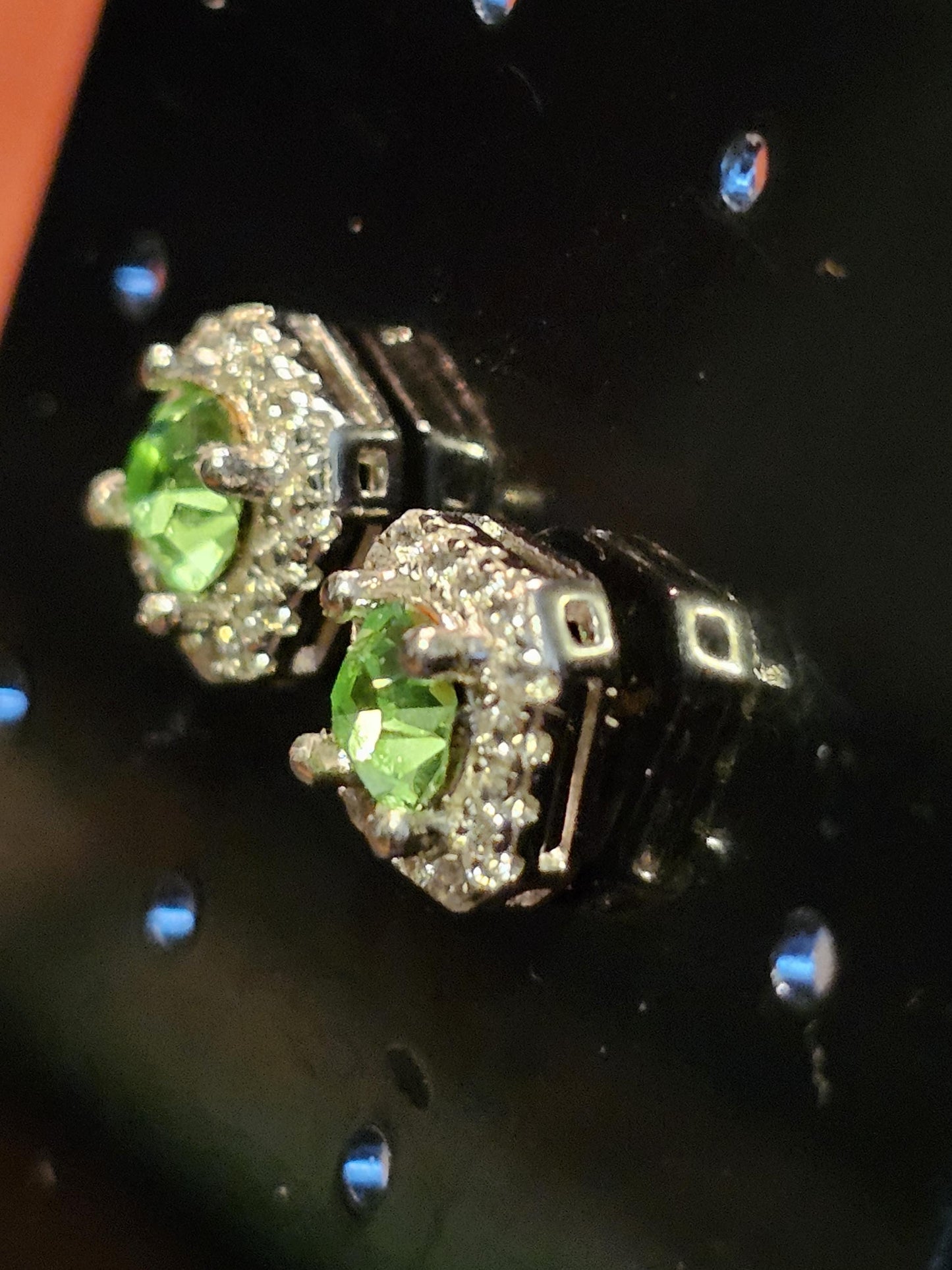 Boucles d'oreilles en verre d'uranium en argent sterling neuf avec pierres en verre d'uranium taille ovale vintage qui brillent sous la lumière noire/UV
