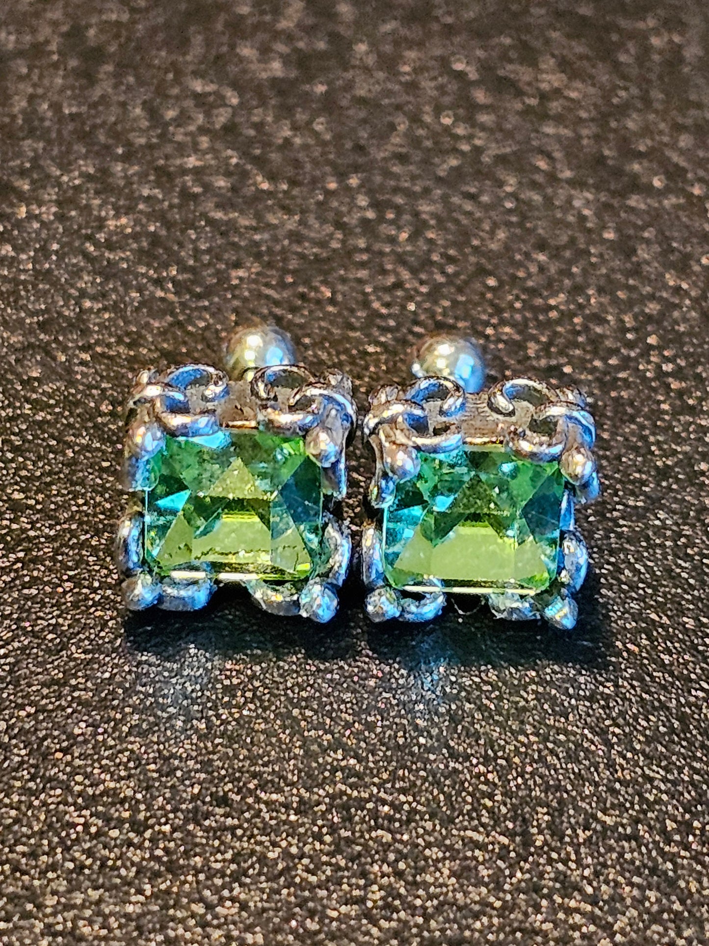 Boucles d'oreilles en verre d'uranium de style vintage en argent sterling neuf avec pierres en verre d'uranium taille princesse vintage, 6 mm brille sous la lumière noire/UV
