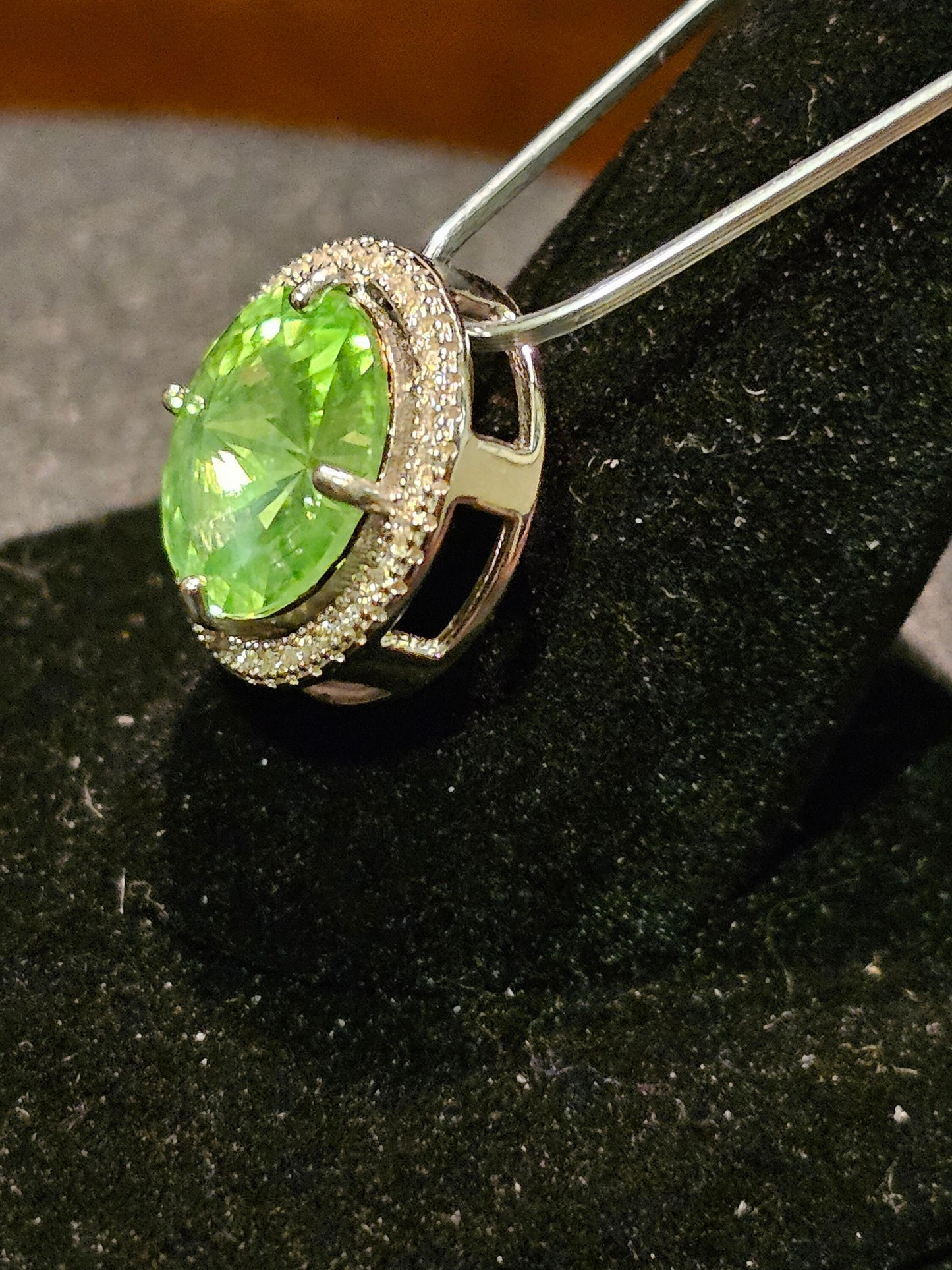 Pendentif en verre d'uranium en argent sterling neuf avec une pierre de verre d'uranium taille ronde vintage de 12 mm qui brille sous la lumière noire / UV