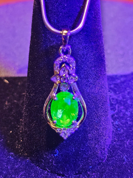 Pendentif en verre d'uranium neuf en argent sterling avec une pierre de verre d'uranium vintage de taille ovale 8x6 ou 10x8 mm brille sous la lumière noire / UV