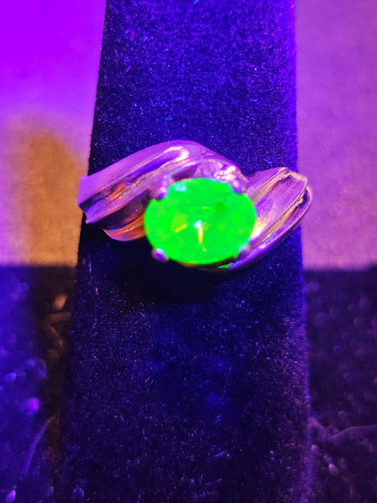 Bague en verre d'uranium taille ovale taille 7,5, en argent sterling neuf avec une pierre en verre d'uranium vintage qui brille sous la lumière noire / UV