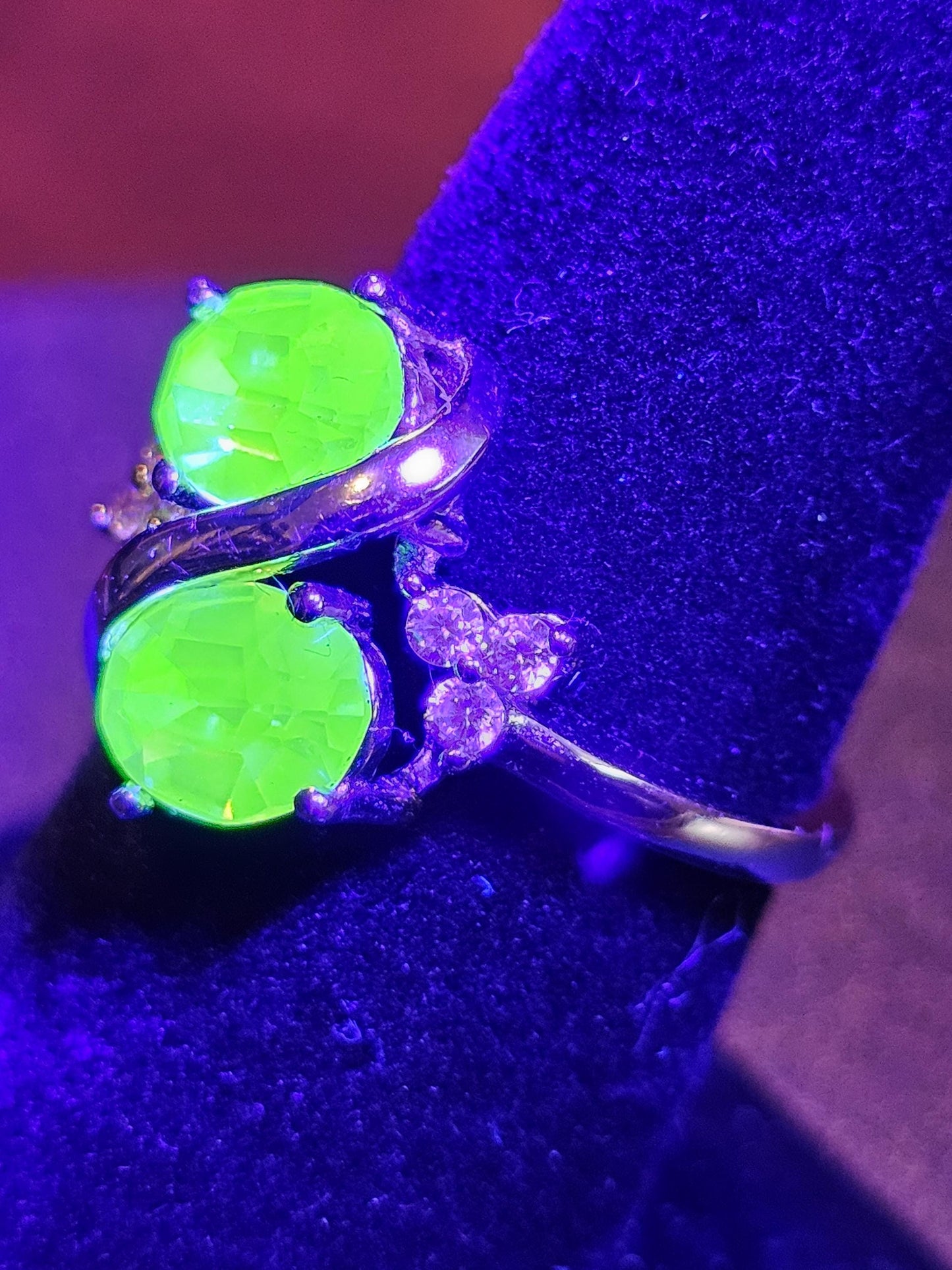 Bague ovale en verre d'uranium taille 6, 7, 8 ou 9 en argent sterling neuf avec 2 pierres de verre d'uranium vintage de 8 x 6 mm qui brillent sous la lumière noire / UV