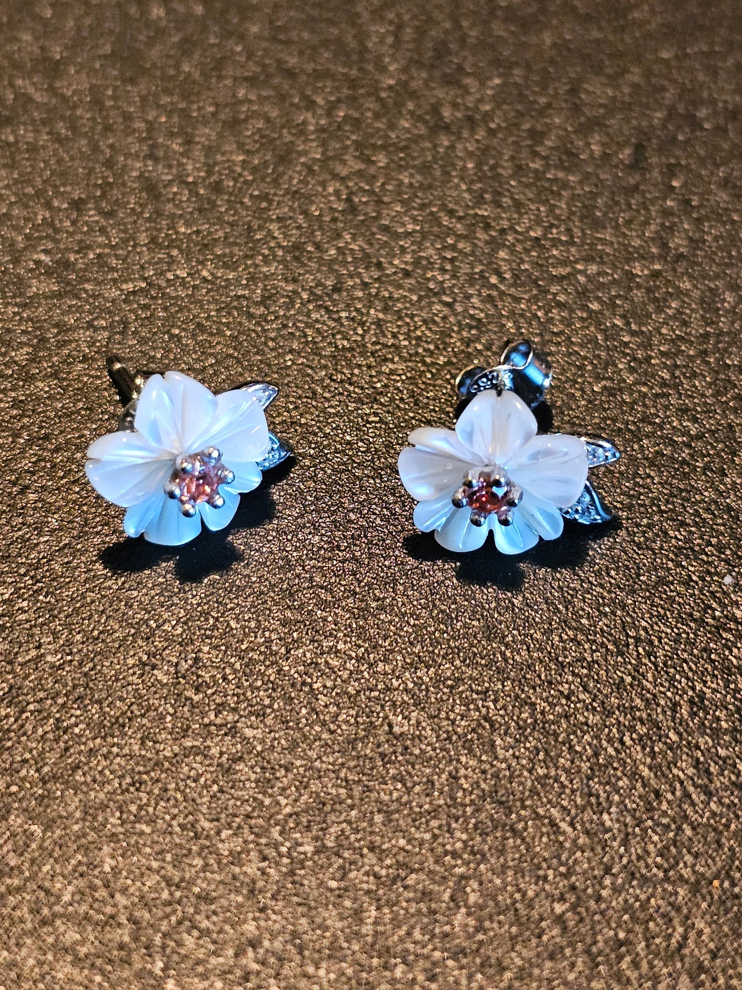 Boucles d'oreilles en verre d'uranium en argent sterling, motif floral avec pierres en verre d'uranium rose vintage, brille sous la lumière noire/UV