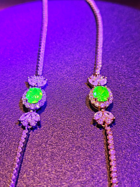 Bracelet en verre d'uranium neuf en argent sterling avec pierres d'accent de chaque côté du verre d'uranium vintage La pierre ovale brille sous la lumière noire / UV