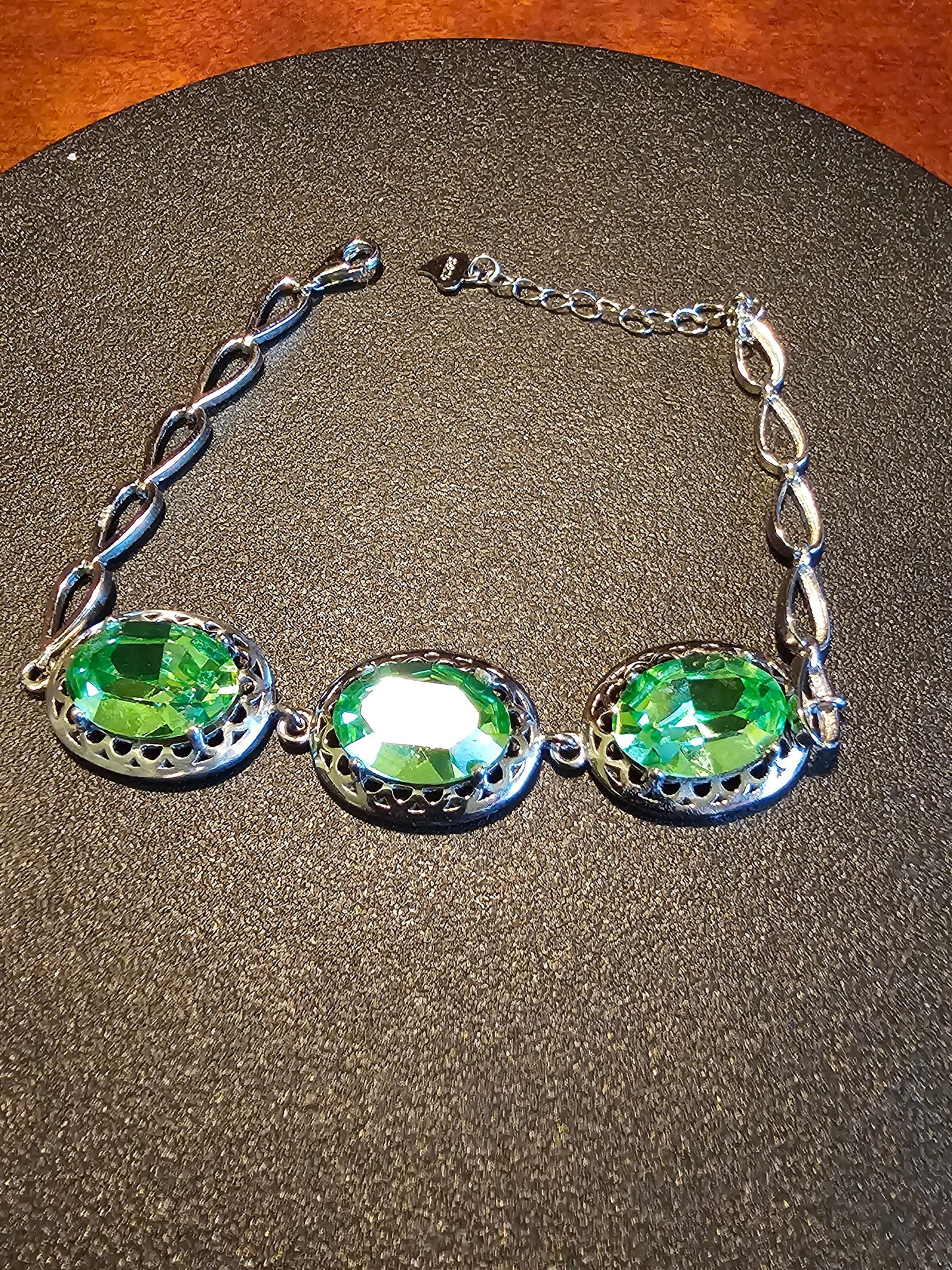 Bracelet en verre d'uranium neuf en argent sterling avec trois pierres ovales en verre d'uranium vintage de 14 x 10 mm qui brillent sous la lumière noire / UV
