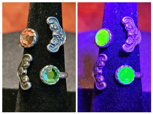 Bague réglable en verre d'uranium, en argent sterling neuf avec une pierre de verre d'uranium ronde vintage verte ou rose qui brille sous la lumière noire / UV