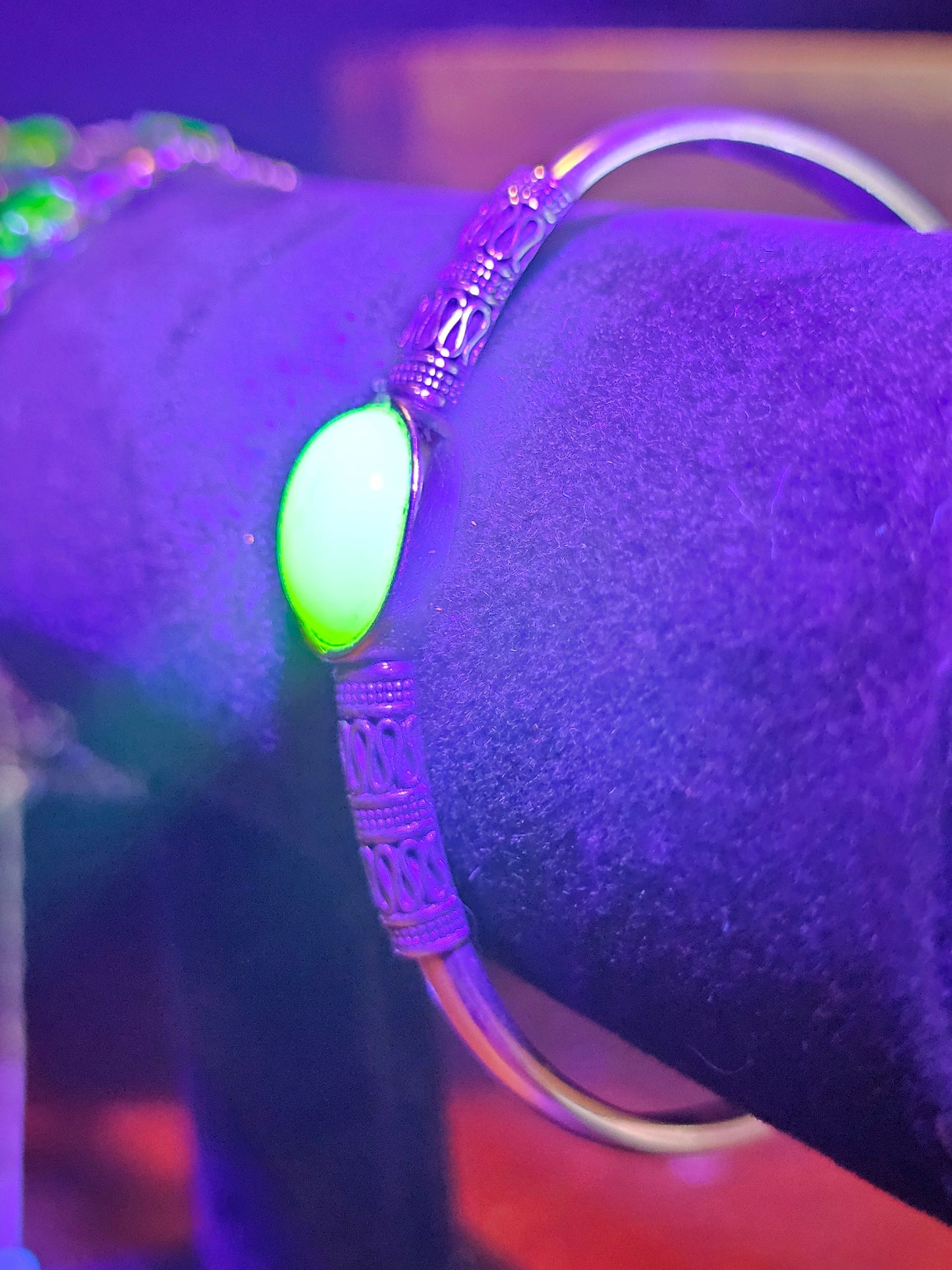 Bracelet en verre d'uranium en argent sterling massif neuf et avec une pierre ovale en verre d'uranium vintage 14x10 qui brille sous la lumière noire / UV