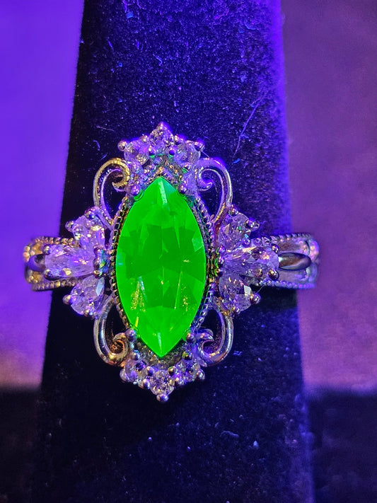 Bague en verre d'uranium taille marquise style Fleur de Lis en argent sterling neuf avec une pierre en verre d'uranium vintage qui brille sous la lumière noire / UV