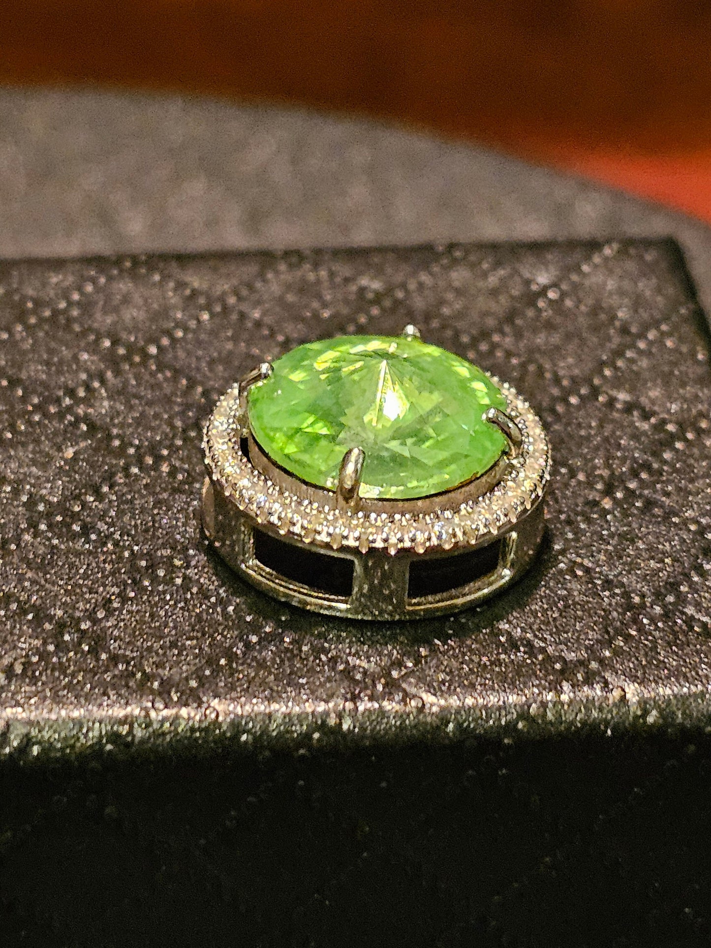 Pendentif en verre d'uranium en argent sterling neuf avec une pierre de verre d'uranium taille ronde vintage de 12 mm qui brille sous la lumière noire / UV
