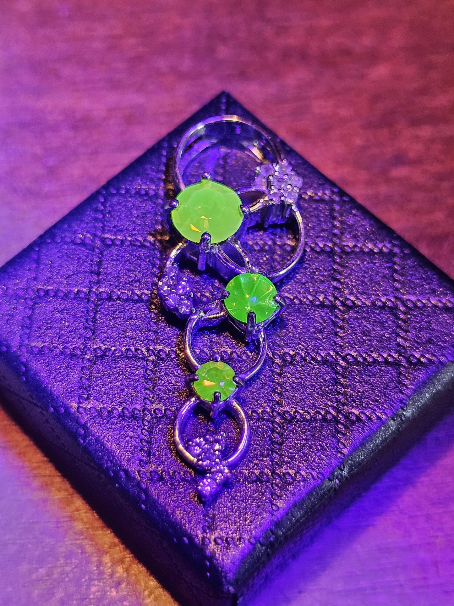 Pendentif en verre d'uranium dans un nouveau design de cercle en argent sterling avec plusieurs pierres de verre d'uranium vintage qui brillent sous la lumière noire / UV