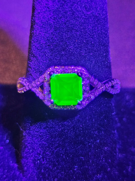 Bague en verre d'uranium taille princesse taille 9,5 en argent sterling neuf avec une pierre de verre d'uranium vintage qui brille sous la lumière noire / UV