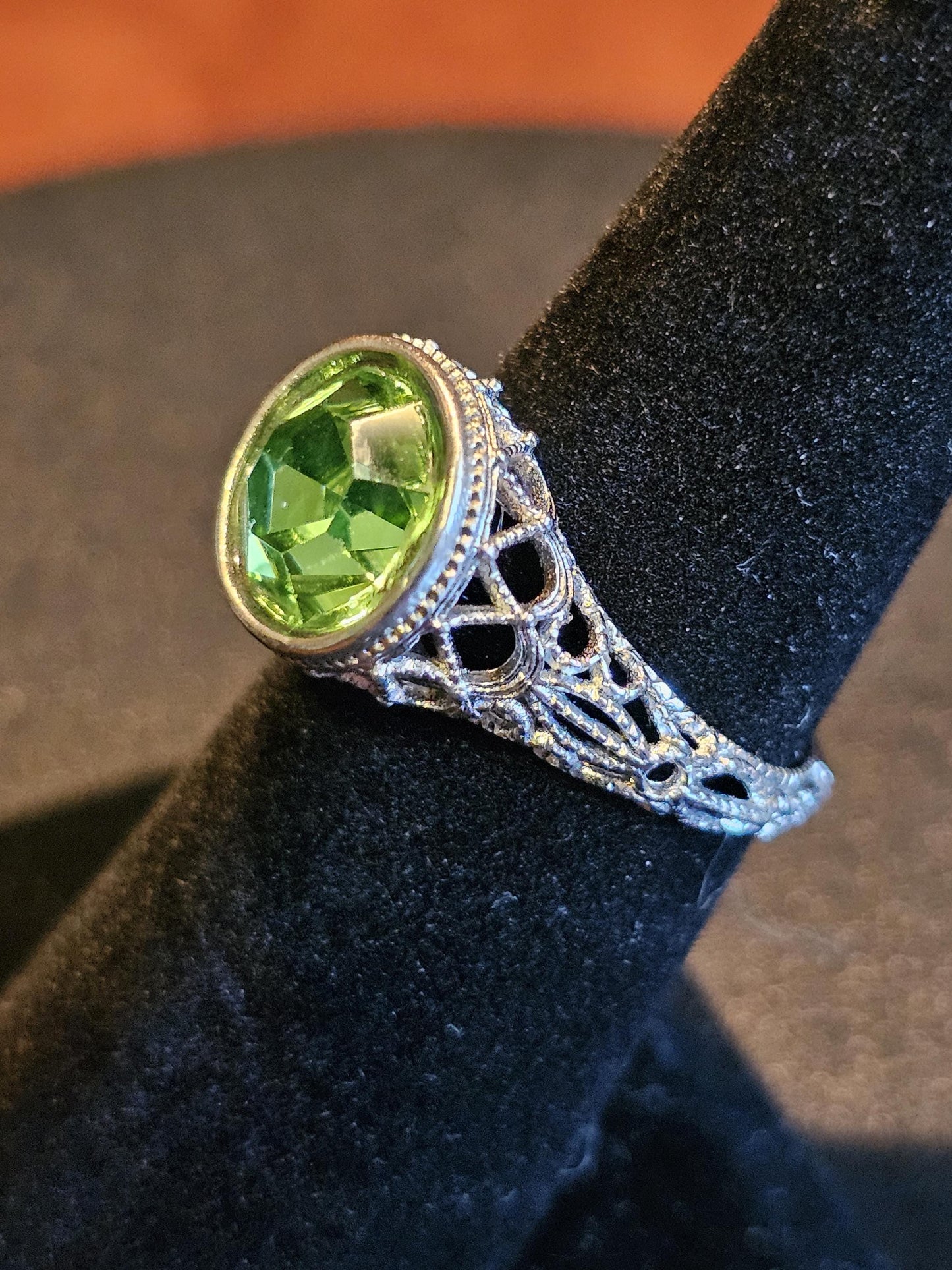 Bague en verre d'uranium taille ronde taille 6,5 style filigrane en argent sterling neuf avec pierre de verre d'uranium de 9 mm qui brille sous la lumière noire / UV