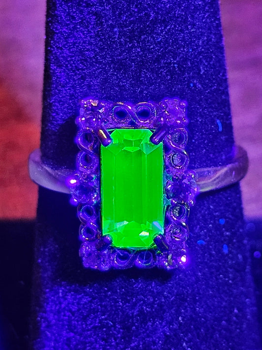 Bague en verre d'uranium taille baguette Art Déco différentes tailles neuve en argent sterling avec pierres en verre d'uranium vintage qui brillent sous la lumière noire / UV