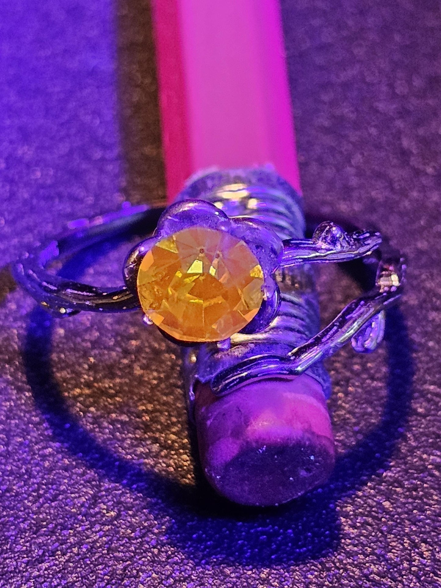 Bague en argent sterling ajustable en verre de cadmium de taille ronde avec pierre de verre de cadmium vintage de 6 mm qui brille sous la lumière noire / UV