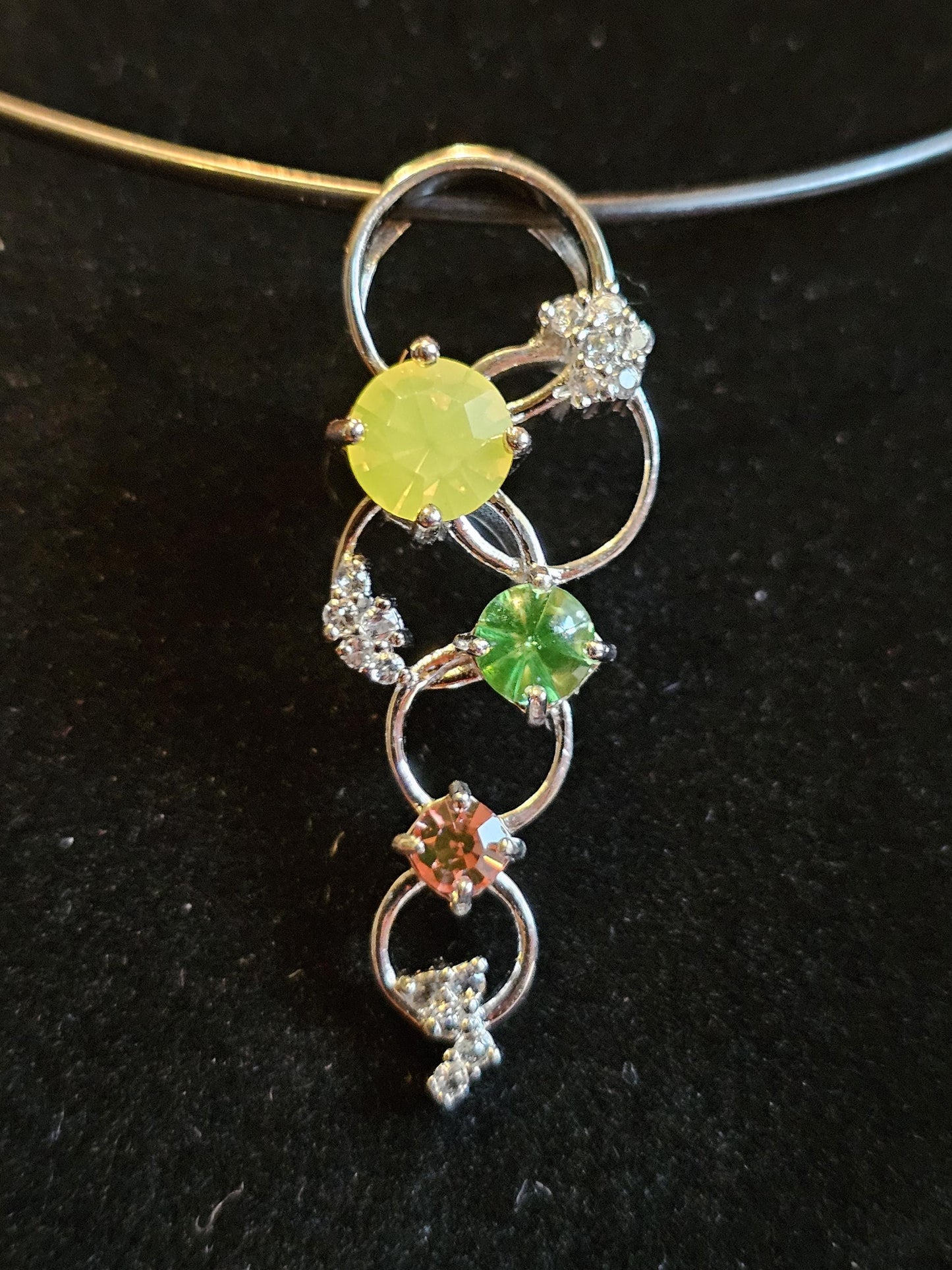 Pendentif en verre d'uranium dans un nouveau design de cercle en argent sterling avec plusieurs pierres de verre d'uranium vintage qui brillent sous la lumière noire / UV