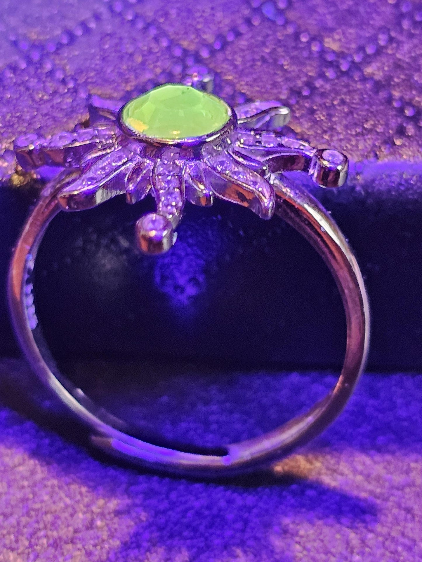 Bague tournesol réglable en verre d'uranium, en argent sterling neuf avec pierres rondes en verre d'uranium vintage de 8 mm qui brillent sous la lumière noire / UV
