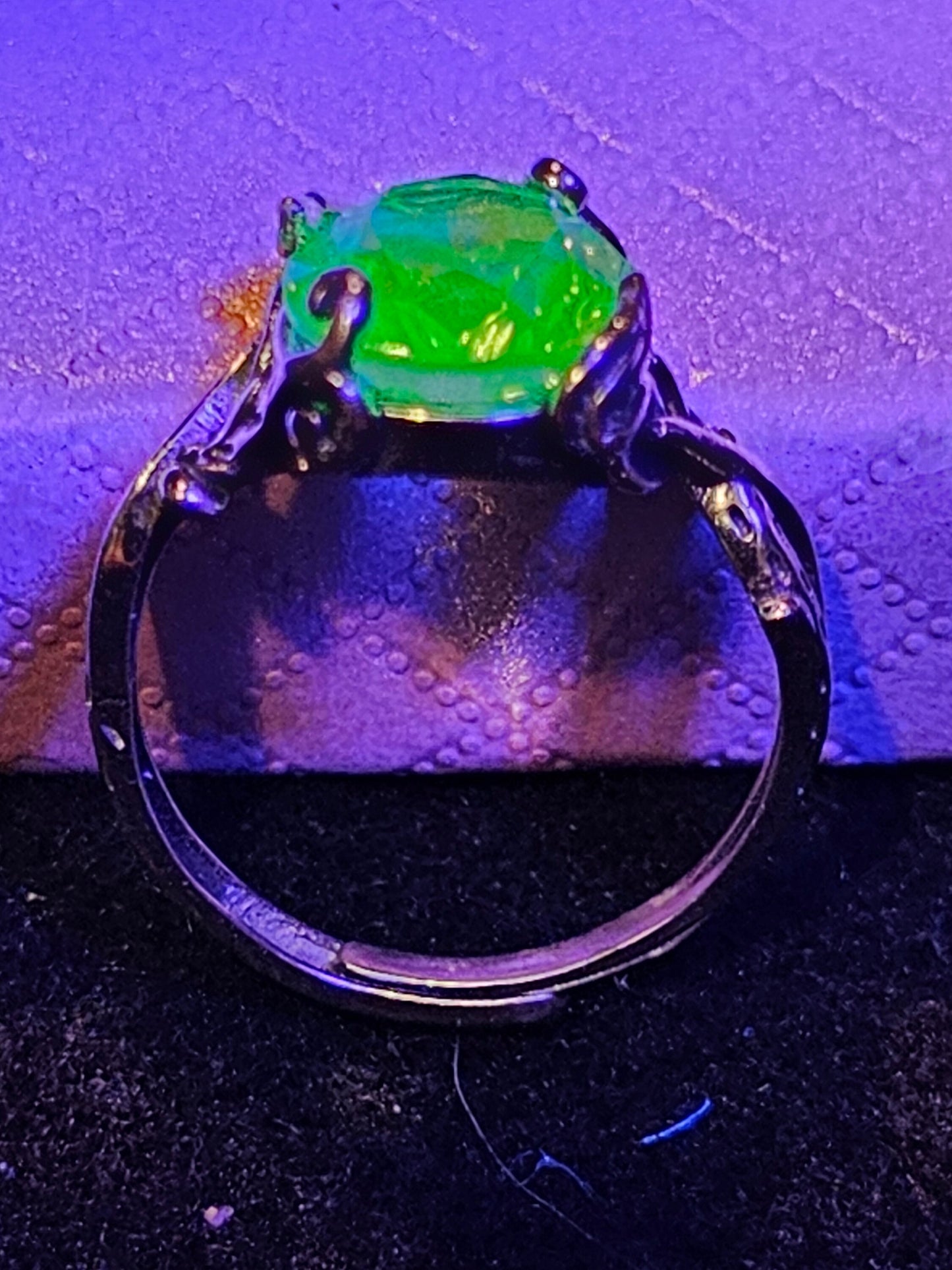 Bague réglable en verre d'uranium en argent sterling avec une grande pierre ovale en verre d'uranium vintage de taille ovale qui brille sous la lumière noire / UV