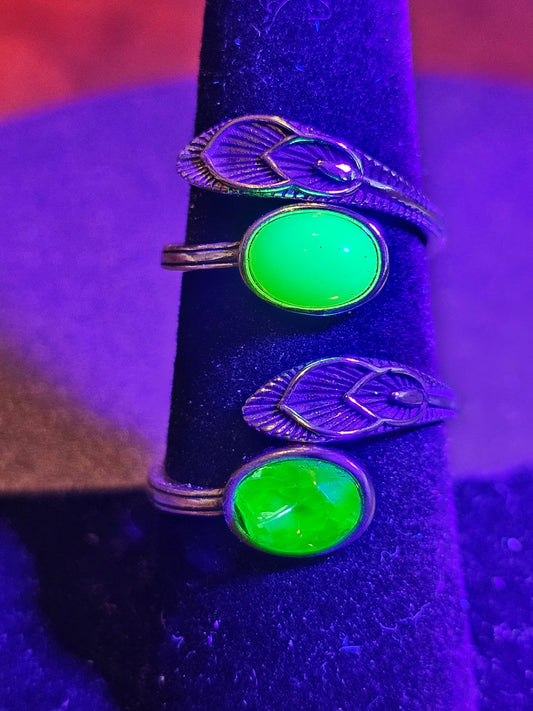 Bague réglable en verre d'uranium, en argent sterling neuf avec pierre ovale en verre d'uranium de couleur verte ou opale vintage qui brille sous la lumière noire / UV