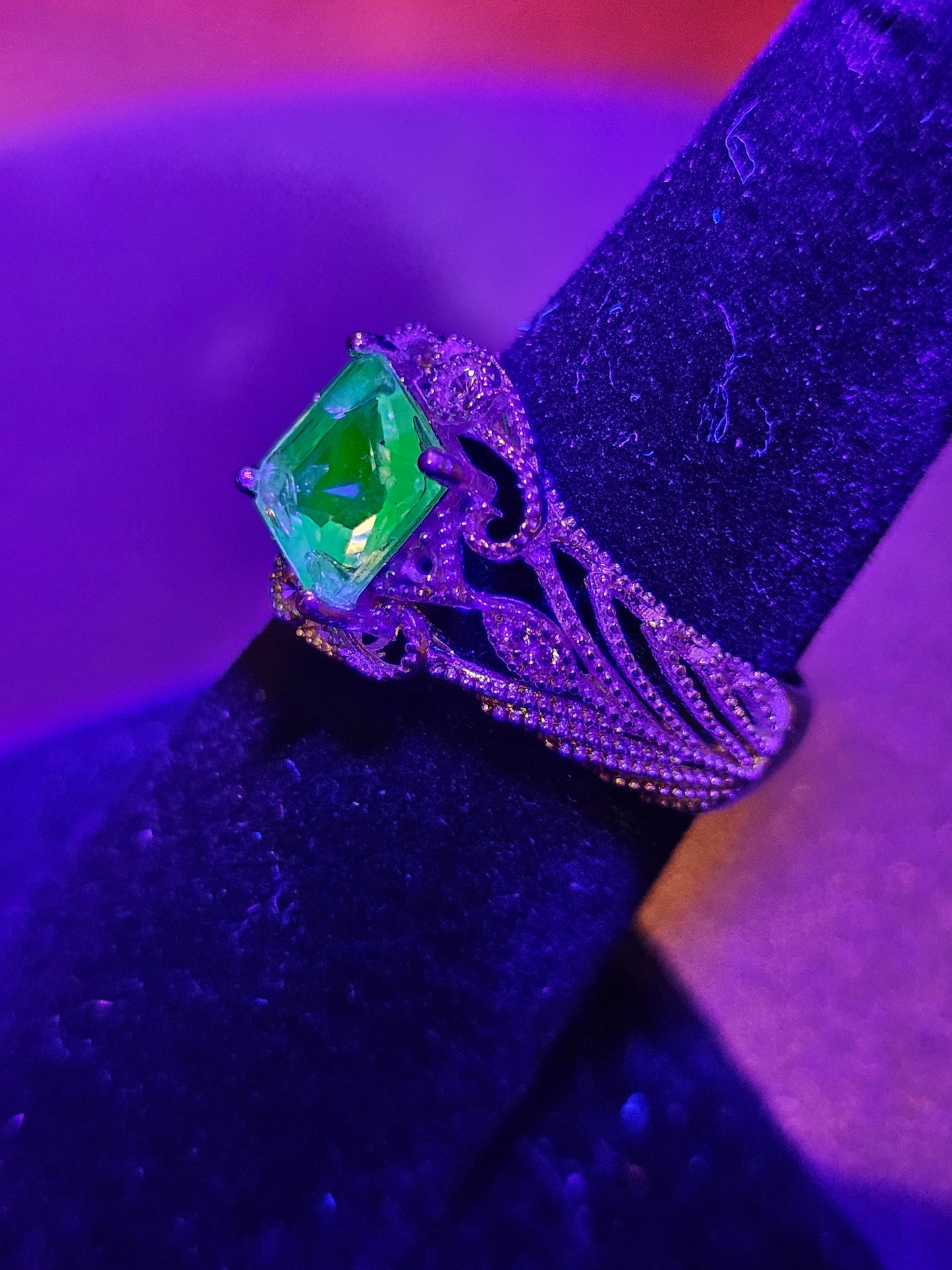 Bague en verre d'uranium taille princesse taille 6 en argent sterling neuf avec pierre en verre d'uranium transparente rénovée qui brille sous la lumière noire / UV