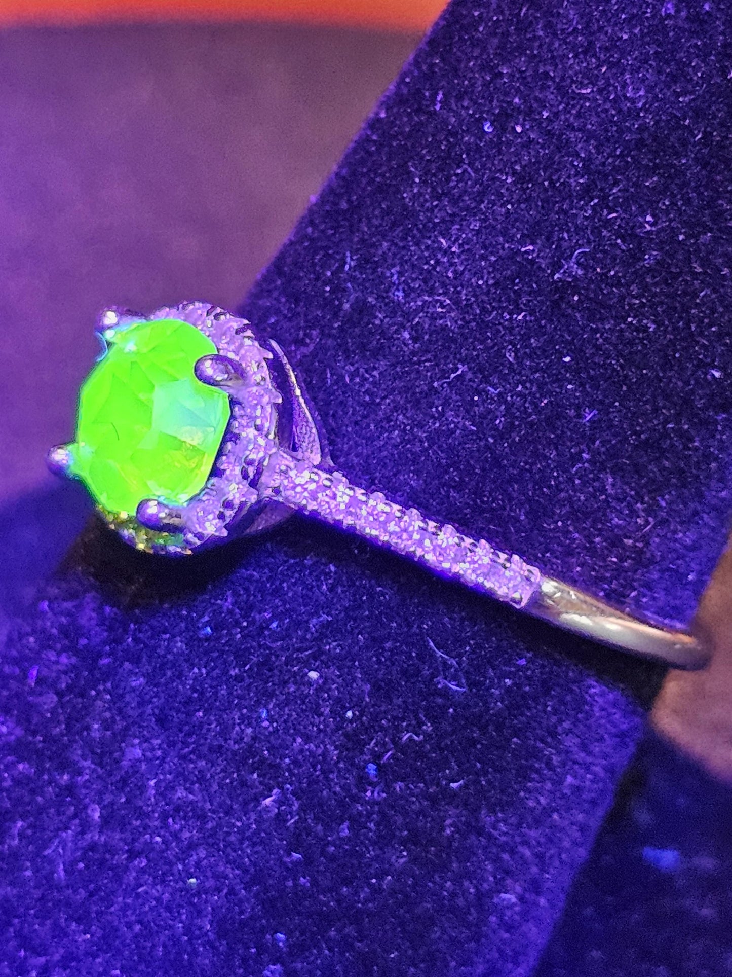 Bague en verre d'uranium taille ronde taille 5 à 10 LIRE LA DESCRIPTION nouvelle pierre de verre d'uranium vintage en argent sterling qui brille sous la lumière noire / UV