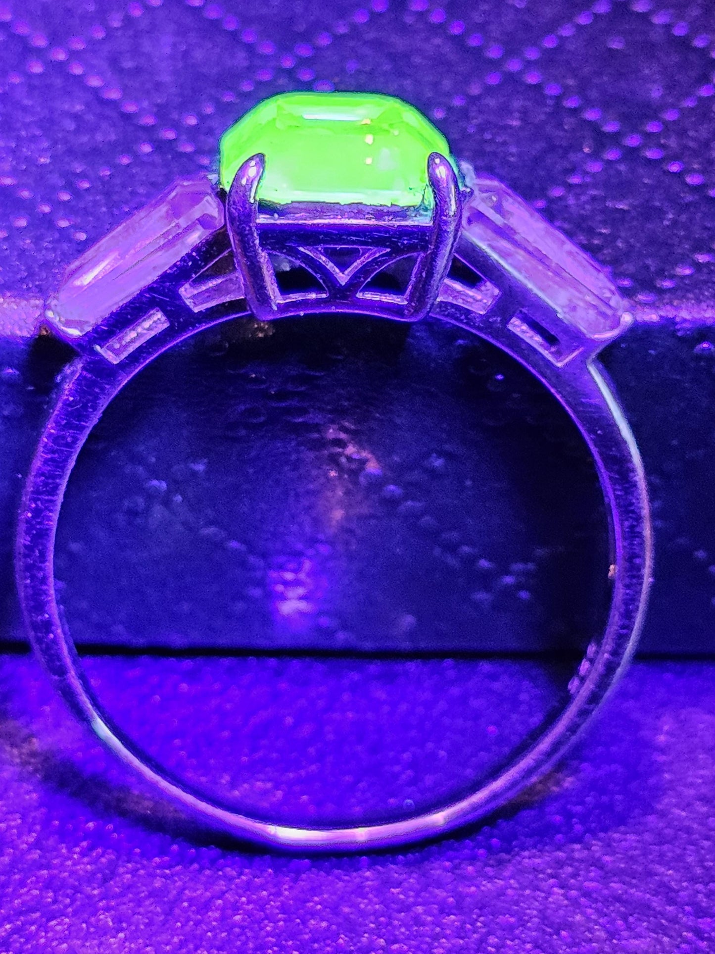 Ring aus Uranglas im Smaragdschliff, Größe 7 und 10,5, neues Sterlingsilber mit Vintage-Uranglassteinen, die unter Schwarzlicht/UV-Licht leuchten.