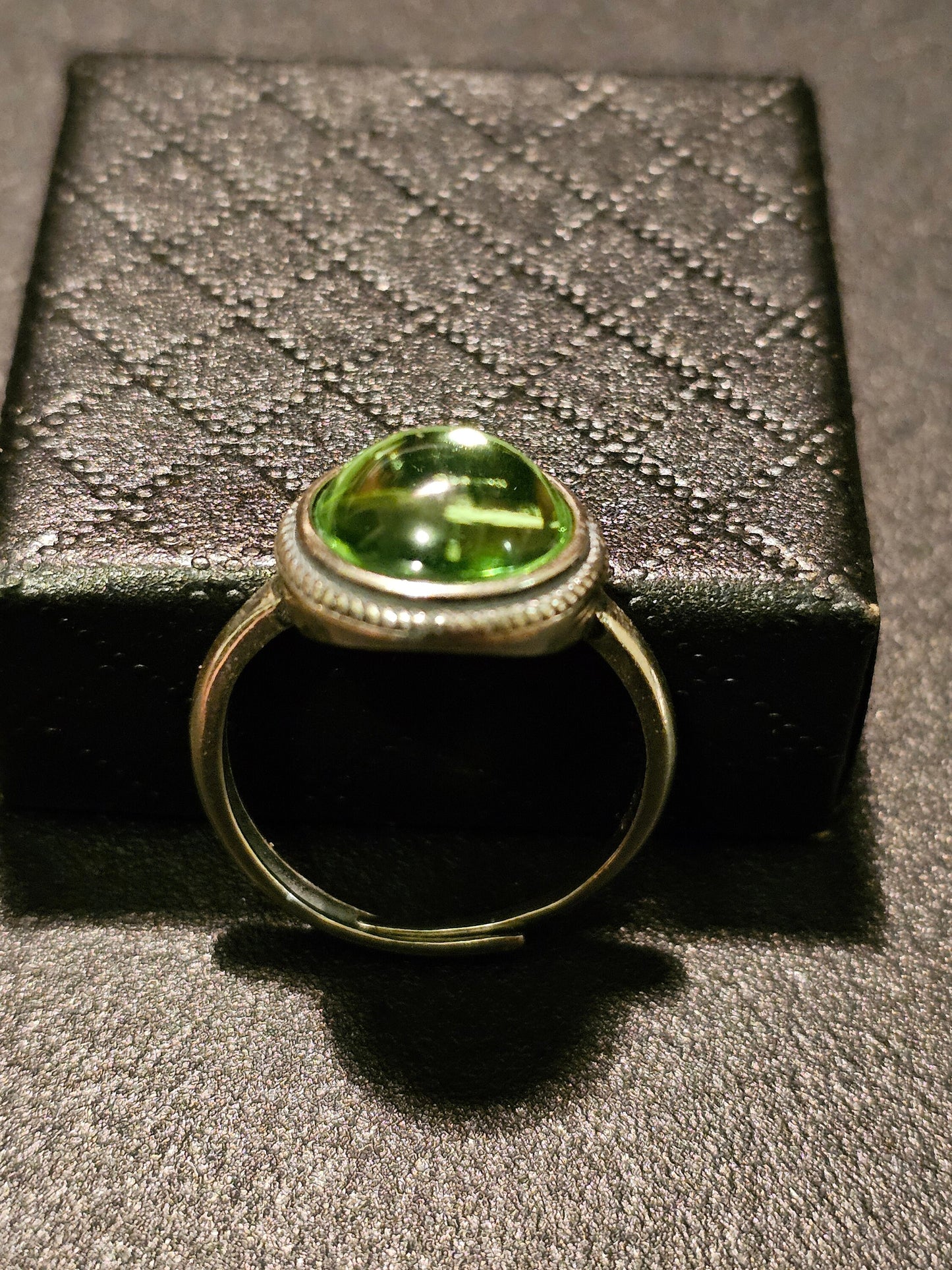 Bague réglable en verre d'uranium, en argent sterling neuf avec pierre de verre d'uranium ronde taillée en cabochon vintage qui brille sous la lumière noire / UV