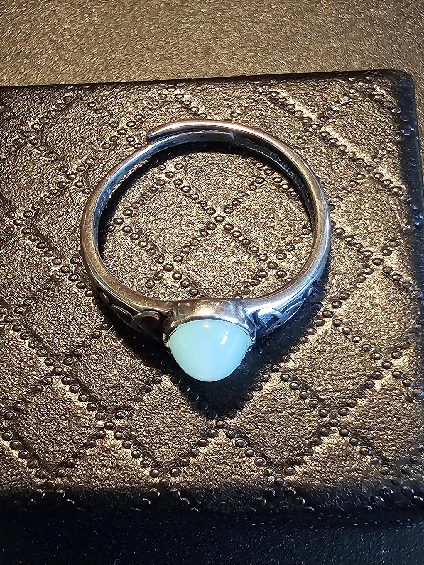 Bague réglable en verre d'uranium en argent sterling avec dessus lisse vintage. La pierre ovale en verre d'uranium vert ou blanc brille sous la lumière noire / UV