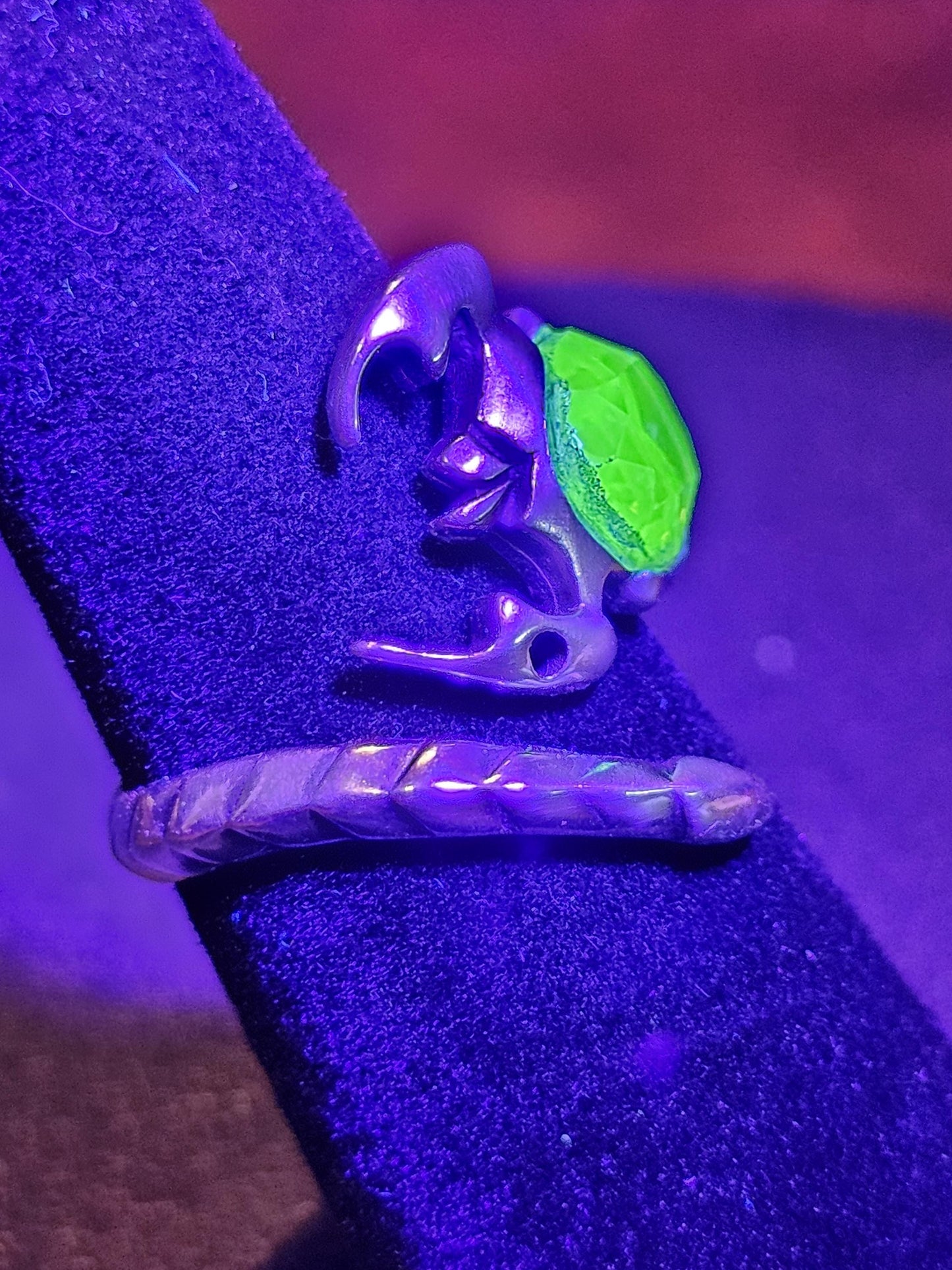 Uranglas-Skorpionring, verstellbar, aus neuem Sterlingsilber mit einem oval geschliffenen Uranglasstein im Vintage-Stil, der unter Schwarzlicht/UV-Licht leuchtet
