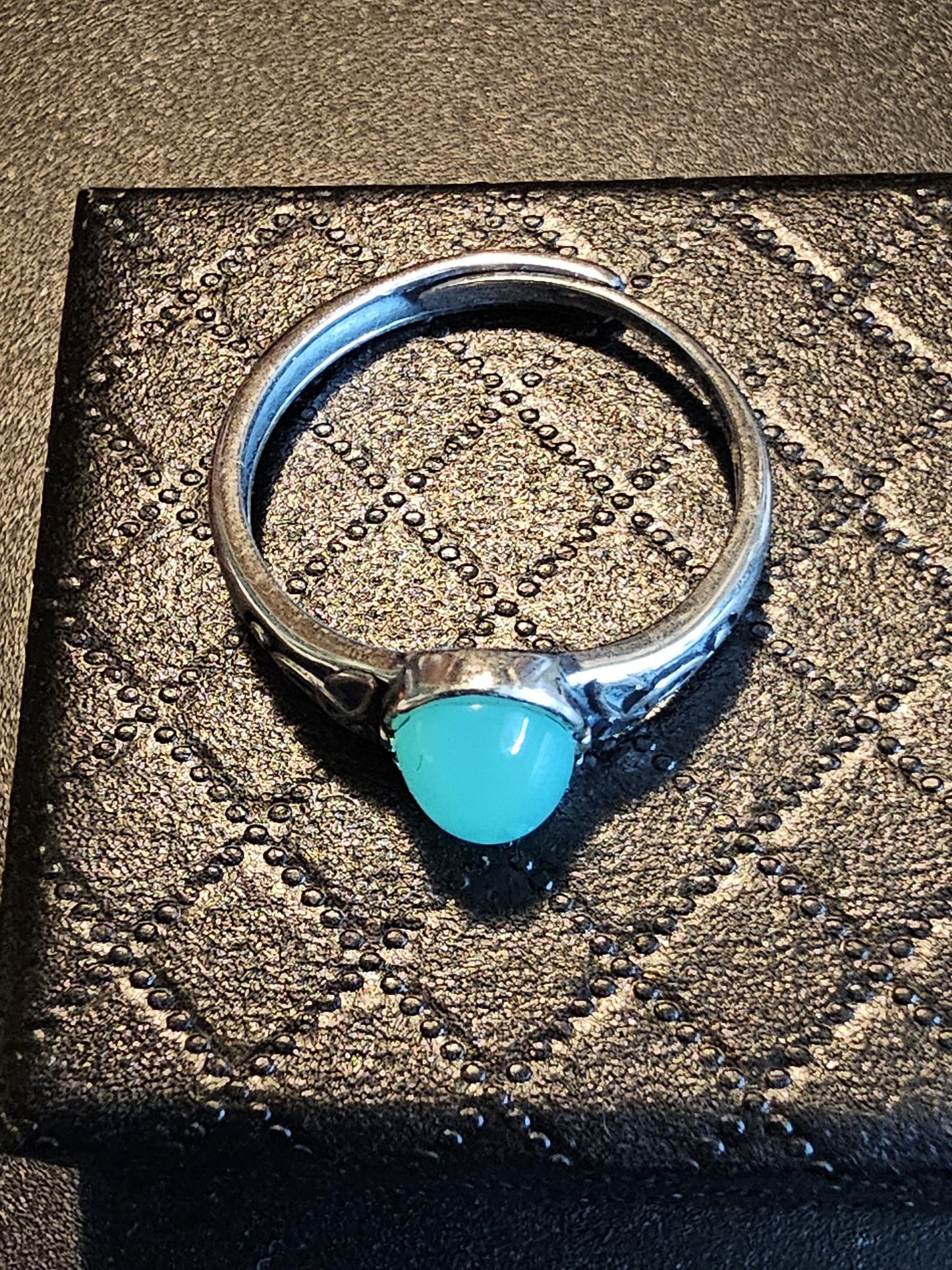 Bague réglable en verre d'uranium en argent sterling avec dessus lisse vintage. La pierre ovale en verre d'uranium vert ou blanc brille sous la lumière noire / UV