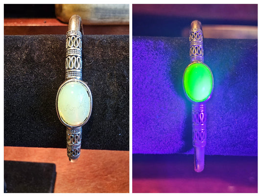 Bracelet en verre d'uranium en argent sterling massif neuf et avec une pierre ovale en verre d'uranium vintage 14x10 qui brille sous la lumière noire / UV