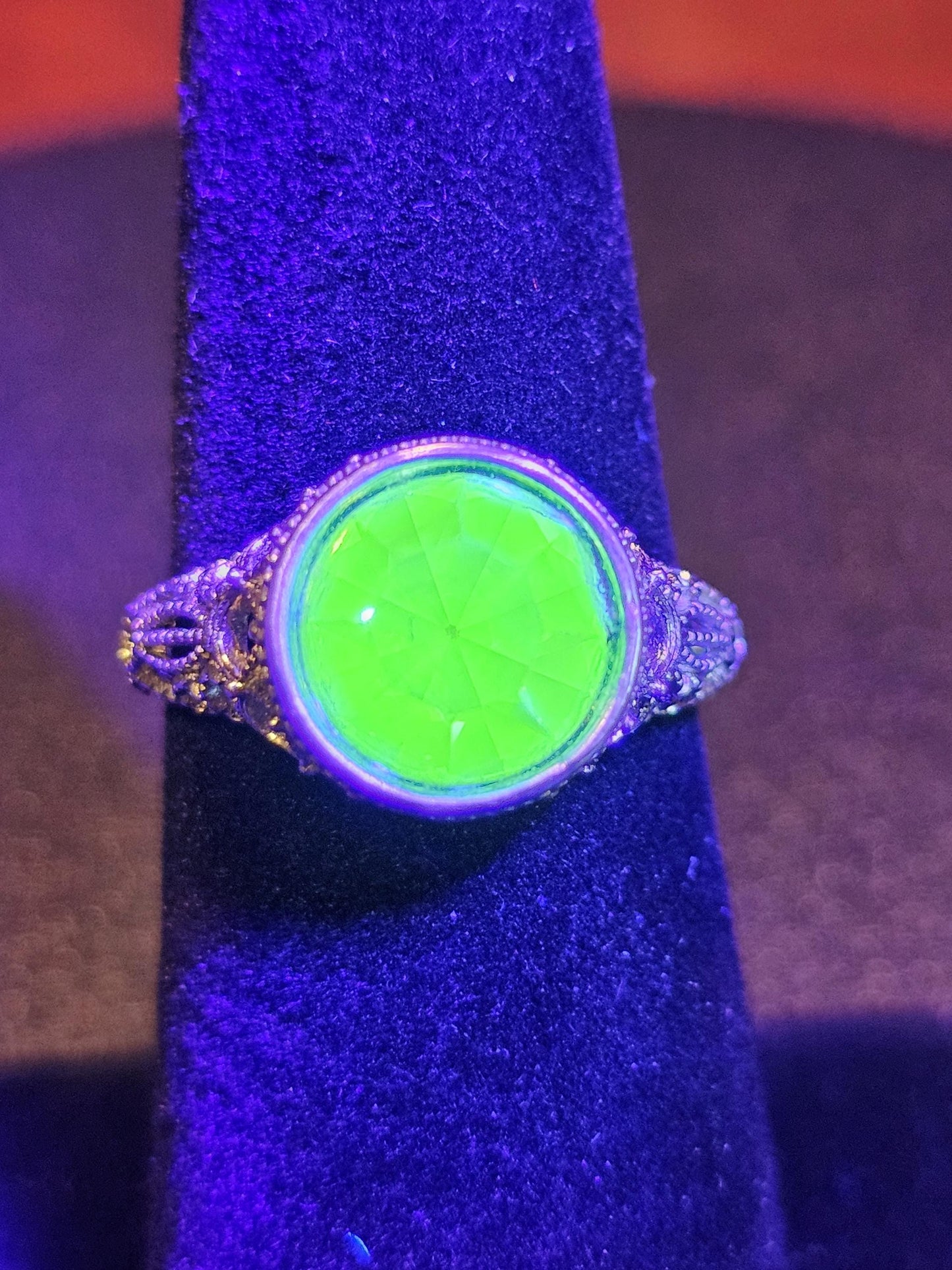 Bague en verre d'uranium taille ronde taille 6,5 style filigrane en argent sterling neuf avec pierre de verre d'uranium de 9 mm qui brille sous la lumière noire / UV