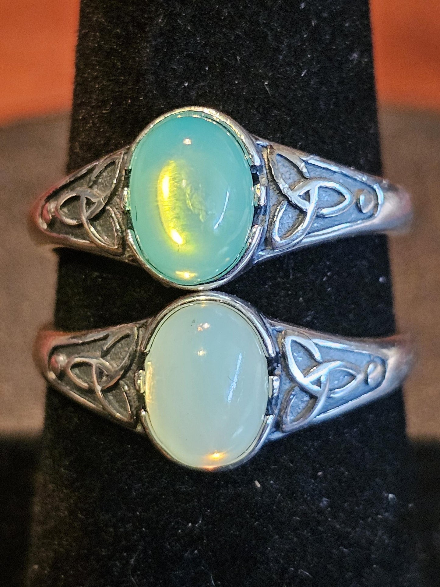Bague réglable en verre d'uranium en argent sterling avec dessus lisse vintage. La pierre ovale en verre d'uranium vert ou blanc brille sous la lumière noire / UV