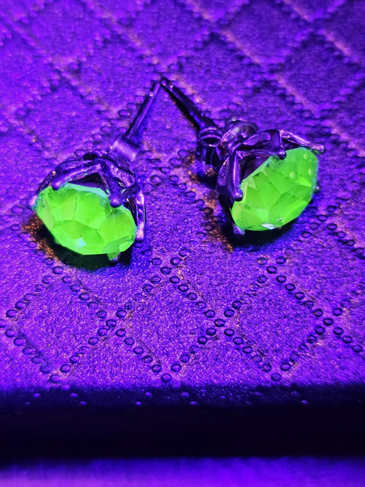 Boucles d'oreilles en verre d'uranium en argent sterling de style Lotus avec pierres en verre d'uranium vintage de 8 mm à taille ronde, qui brillent sous la lumière noire/UV