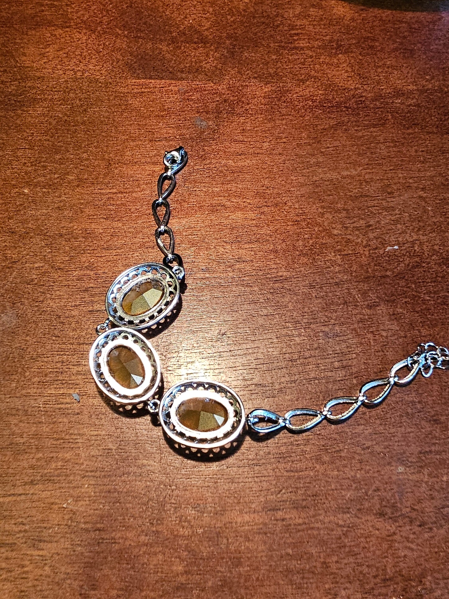 Bracelet en verre d'uranium neuf en argent sterling avec trois pierres ovales en verre d'uranium vintage de 14 x 10 mm qui brillent sous la lumière noire / UV