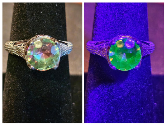 Bague en verre d'uranium taille ronde de style vintage en argent sterling neuf taille 7 vintage bicolore pierre de verre d'uranium qui brille sous la lumière noire / UV